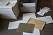 Die Glasplattennegative werden in neue Vierklappenumschläge umverpackt.