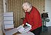 Horst Günter Golde baut weitere Fotoboxen zusammen.